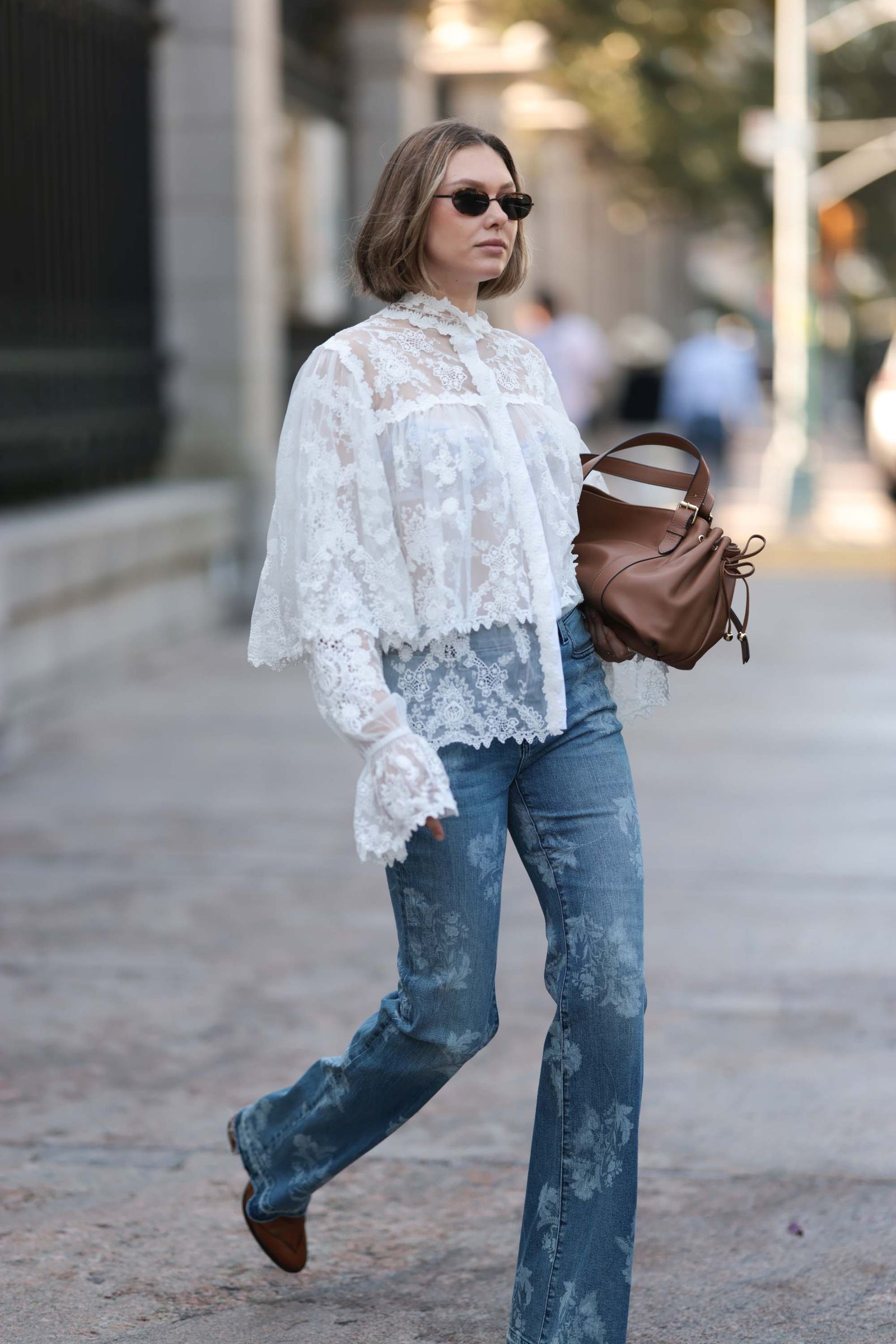 Jeans acampanados con blusa larga boho
