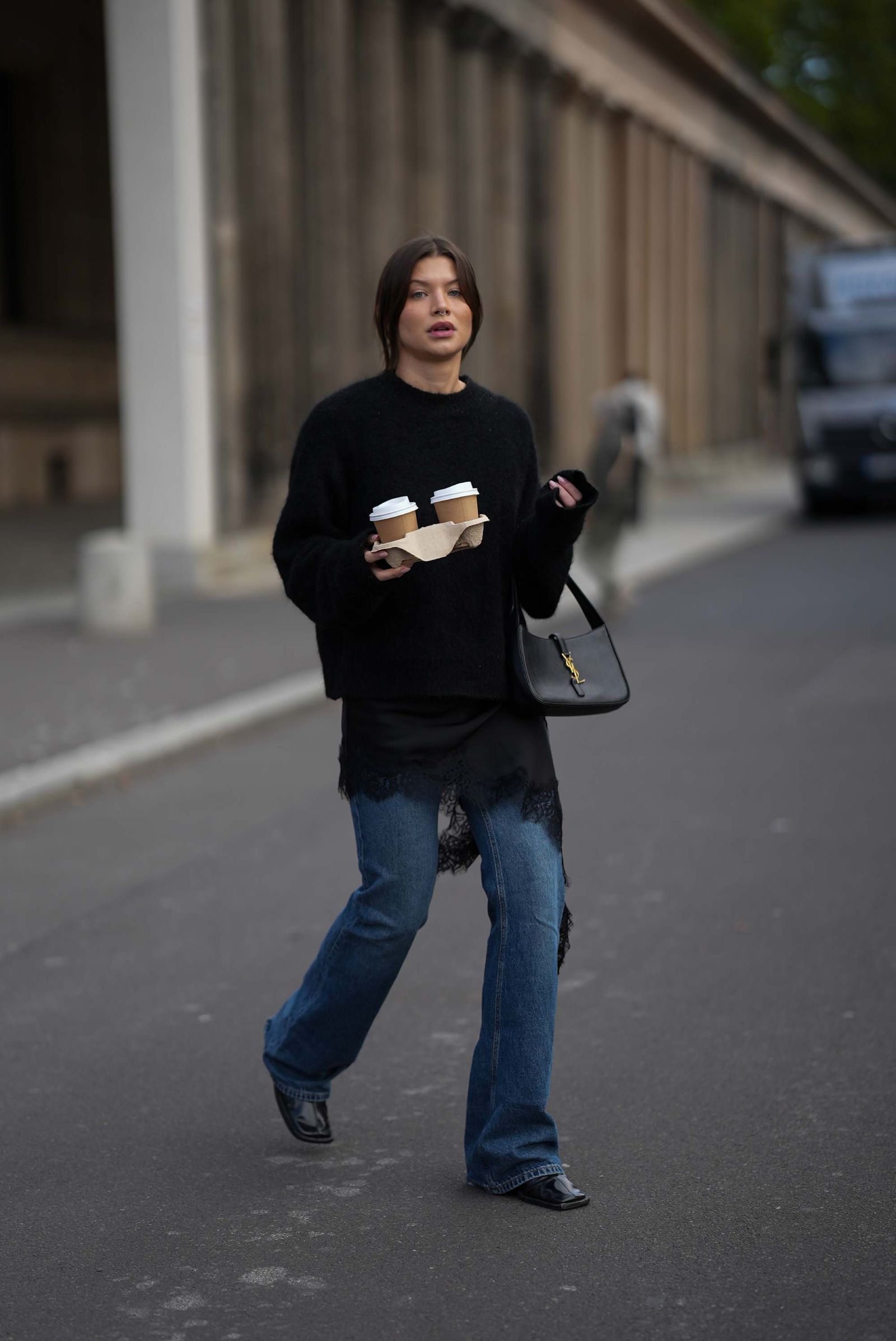 Jeans acampanados con blusas largas.