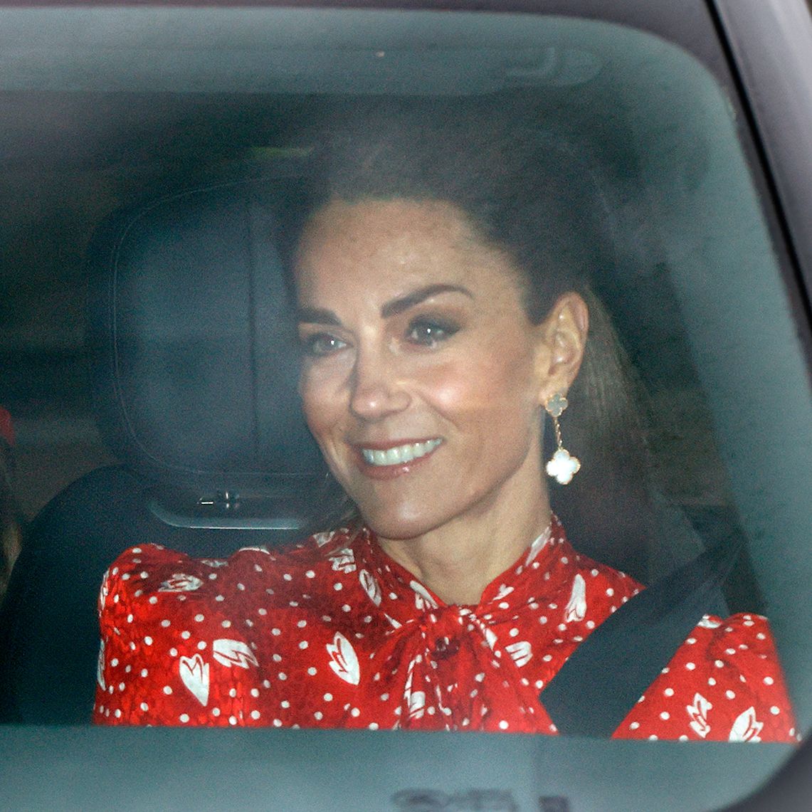 Kate Brings Back Out An Old Festive Favourite For Christmas Lunch At Buckingham Palace