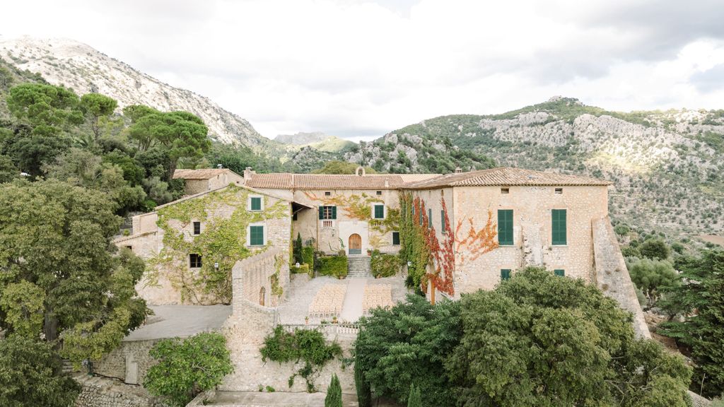 Image may contain Architecture Building House Housing Villa Outdoors Nature and Countryside